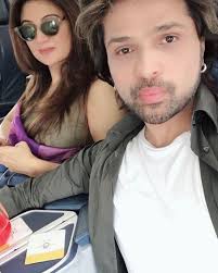 Himesh's wife komal and his son swayam don't like sonia but himesh's parents especially his father vipin reshammiya is quite supportive. Himesh Reshammiya Wife Lovely Pictures Reviewit Pk