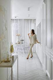 Była studentką szkoły wyższej psychologii społecznej w warszawie na kierunku psychologia społeczna. Styl Glamour Mieszkanie Klaudii Halejcio W Bieli I Zlocie Weranda Pl