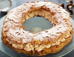 Le Paris Brest Est Une Patisserie D Origine Francaise En Forme De Roue De Velo Composee D Une Pate A Choux En 2020 Recette Paris Brest Facile Recette Facile Recette