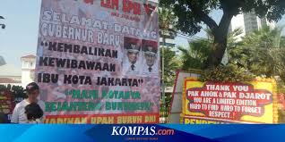 Cara membuat banner selamat datang siswa baru youtube 06 11 2019. Spanduk Selamat Datang Gubernur Baru Dekat Karangan Bunga Ahok Djarot