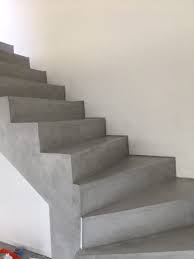 Grâce à notre kit de béton ciré pour escalier, vous saurez donner une nouvelle jeunesse à votre escalier ! Kit Beton Cire Escalier Sol De Chambre Mur Escalier Beton Cire Kit Beton Cire Beton Cire