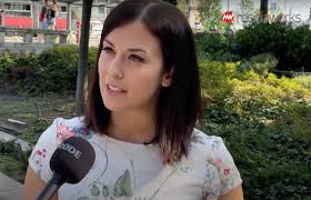 A politikusnő egy szál virággal a kezében állt a kamera elé, azonban a szirupos jófejkedés helyett ő egészen más módját választotta az ünneplésnek, és a neki szánt ocsmány, vulgáris. 4v6d4n2pkhkxrm