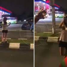 Zulkifly berkata, mangsa tercampak dari ketinggian antara 10 hingga 15 meter dan jatuh di kawasan parkir sebuah pusat jualan kereta terpakai di jalan pahang. Budak Cedera Teruk Dimuka Didakwa Tercampak Dari Kereta Dilanggar 2 Myvi Sedang Berlumba