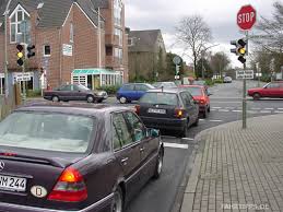 From wikipedia, the free encyclopedia. Ampel Stopschild Haltlinie Fahrtipps De