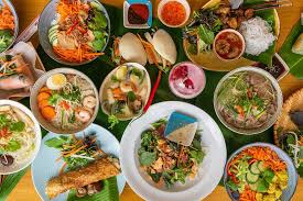 Bàn ăn với phở, bún chả, nem rán đặc trưng Hà Nội
