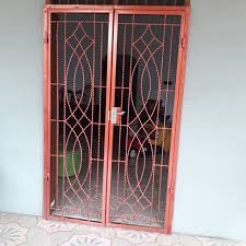 Selain material besi, pintu pagar dari kayu juga banyak dipakai untuk hunian dengan tema minimalis. 7 Model Teralis Pintu Yang Beda Dan Enggak Ngebosenin