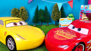 Cars Rayo Mcqueen Y Cruz Pasean Juntos Videos De Juguetes En Espanol Youtube