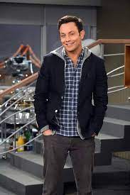 Jonathan Sadowski As Josh On Young Hungry Love This Show And Him Haha Young Hungry Good Looking Men Young