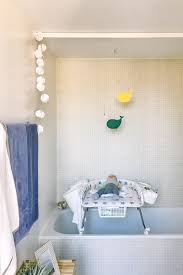 Babypflege Und Wickeln Vom Platzproblem Zur Ideallosung Alltag Als Familie Diy Tipps Tricks Ideen Inspiration Wickeltisch Wickelauflage Wickeltisch Badewanne