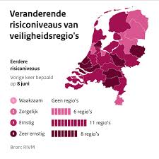 Groningen is donkerrood, omdat de uitbraak daar naar verhouding het ergst is. Risiconiveaus Nederland Verder Naar Beneden Bijgesteld Nrc