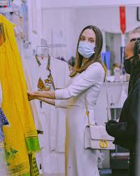 Seppur meravigliosa nel suo abito strapless argentato, angelina jolie ha dato da parlare per il nuovo hair look. Angelina Jolie Anno Nuovo Vita Nuova E Nuovo Taglio Foto Capellistyle