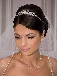Hochzeitsfrisuren Mit Diadem Auf Unterschiedlich Langen Haaren Kurz Haar Frisuren Frisur Hochzeit Hochzeitsfrisuren Brautfrisur