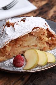 Saftiger Apfelstrudel Einfach Und Schnell Selbst Gemacht Apfelstrudel Rezept Strudelteig Rezept Kuchen Rezepte Einfach