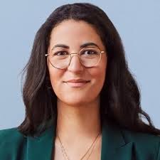 Une belle nouvelle pour finir l'année 🎉 Je suis très heureuse d'annoncer  ma promotion au poste de conseillère principale chez TACT. Arrivée il y a 4  ans et demi comme stagiaire, je