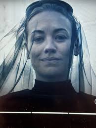 Yvonne Strahovski, die speelt het geweldig met die grijns. Ze weet dat June  het ziet. : r/TheHandmaidsTale