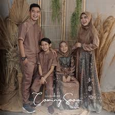 Pada model ini variasi desain dan aksen yang dipilih sangat beragam. Baju Gamis Couple Keluarga Terbaru 2021 Pesta Lebaran Elegan