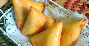 Samosa berbentuk segitiga dengan isian daging, kentang, dan sayuran, yang dimasak dengan bumbu kari. Resepi Inti Samosa Kentang