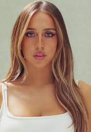 Vicky Tate's Instagram, Twitter & Facebook