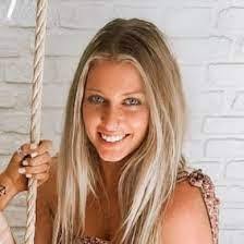 Alyssa Pugsley's Instagram, Twitter & Facebook