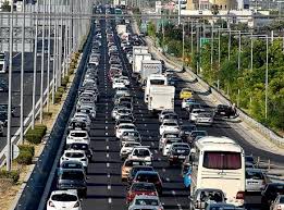 Στους δρόμους βγήκαν οι αθηναίοι προκειμένου να προμηθευτούν τα απαραίτητα αγαθά για το γιορτινό τραπέζι αλλά και να κάνουν τις αγορές τους ενόψει των χριστουγέννων , όπως αποδεικνύει η αυξημένη κίνηση στους δρόμους του λεκανοπεδίου. Kinhsh Stoys Dromoys Paramenei Sto Kokkino O Khfisos Ka8ysterhseis Sto Kentro Ths A8hnas Koinwnia News 24 7