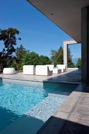 Une Maison En Pleine Lumiere Avec Vue Sur Le Lac Leman Maison Piscines De Reve Amenagement Piscine