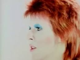 English rocker yungblud performed life on mars with bowie's longtime keyboard player, mike garson, at the virtual a bowie celebration: David Bowie Life On Mars 1971 Muzikrono