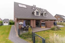 The rooms offer a flat screen tv and a desk, and getting online is possible, as free wifi is available, allowing you to rest and refresh with ease. Ferienhaus In St Peter Ording Haus Geestzeit