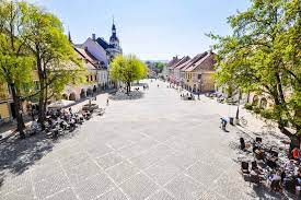 The time now ist ein verlässliches tool, wenn sie reisen, anrufen oder forschen. Marktplatz In Novo Mesto Slowenien Natursteinpflaster Im Barockstil