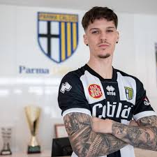 See dennis man's bio, transfer history and stats here. Denis Man Prezentat Ca Superman Italienii Vand Deja Tricouri Cu Vedeta Lor La Un PreÅ£ Urias Foto