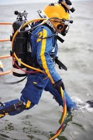 Deep sea diving adventures require extended safety measures. In What Applications Would A Diver Use A Diving Helmet Quora