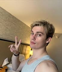 𝑳𝒖𝒌𝒆 𝑺𝒕𝒂𝒃𝒍𝒆𝒓 (@HesACommando)