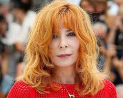 Le 13 mai prochain, le féstival de Cannes ouvrira ses portes. Lors de la  cérémonie d'ouverture, c'est Mylène Farmer qui sera sur scène, elle devrait  interpréter une chanson inédite. La cérémonie sera