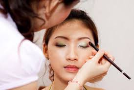 Thành công của chuyên gia trang điểm gốc Việt nhờ mạng xã hội