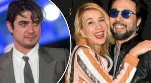 Particolare lo scatto pubblicato sul social che lo vede accanto al giovane alfonso de natale, cliente del bar che somiglia al noto attore in modo sorprendente. Francesco Sarcina E Il Tradimento Di Riccardo Scamarcio Parla Clizia Incorvaia Una Gogna Mediatica