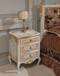 I colori chiari e neutri delle pareti come il bianco, l'avorio, lo champagne sono colori che ritornano in ogni mobile, tessuto o complemento di arredo. Camera Da Letto Classica Louvre Comodino Avorio E Oro Vimercati Meda