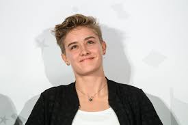 She won the gold medal in the quadruple sculls at the 2018 world rowing championships. Qeyll Gee60sm