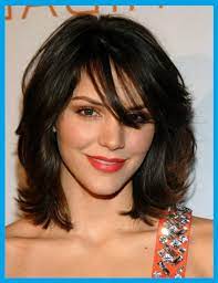 Besuchen sie diese site für details: Frisuren Mittellang Stufig Mit Schragem Pony Rundes Gesicht Frisur Ideen Frisuren Schulterlang Haarschnitt Einfache Frisuren Mittellang