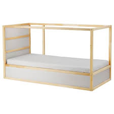 Tempat tidur dengan dua katil diletakkan di atas yang lain adalah penyelesaian untuk ibu bapa dengan dua anak yang tinggal di tapak semaian biasa. Katil Loteng Katil Dua Tingkat Ikea