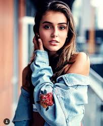 Black Blazer With Jeans For Girls Jaden Portrait Photography Women Model Poses Photography Girl Photography Poses