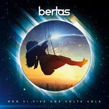 Le riprese di si vive una volta sola sono durate otto settimane e hanno portato la troupe e il cast a muoversi dalla provincia di bari fino al salento, in quello che a posteriori appare come un. Non Si Vive Una Volta Sola Single By Bertas Spotify