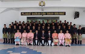 Pejabat tanah sik telah melakukan penyaksian luar iaitu penyaksian di luar kawasan pejabat bagi proses pindahmilik bagi pelanggan yang uzur. 1 Nov 2018 Bilik Gerakan Pejabat Daerah Segamat Facebook
