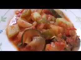 Sabemos que el pepino es bueno para mantener a nuestro perros hidratados y refrescarlos en los días más calurosos, algo que ayuda a su salud, evitando males como. Como Hacer Pepino De Guiso Youtube