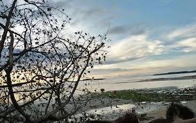 Seorang lelaki dan seorang perempuan bersiar siar di pantai sambil menikmati pemandangan yang indah. Suasana Pemandangan Pada Waktu Senja Di Tepi Pantai Rumahrumahnya Pun Sangat Sederhana Pemandangan Di Tepi Pantai Pada P Pemandangan Pantai Tempat Yang Indah