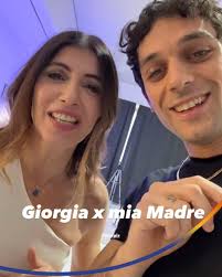 Beh chi non vorrebbe ricevere un video saluto così! 🥰 Bresh ha chiesto a  Giorgia un video saluto per la mamma Paola