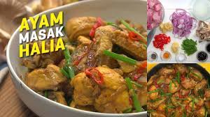 Potong bahagian ayam dan cuci bersih.lumur sedikit serbuk kunyit dan garam.goreng 1/2 masak.angkat dan ketepikan. Resepi Ayam Masak Halia Sedap Dan Ringkas