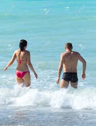 Un maillot de bain c'est le seul équipement que vous devez porter lorsque vous nagez… donc autant en choisir un de qualité. Homme Et Femme Sur La Plage En Maillot De Bain Vue Arriere Banque D Images Et Photos Libres De Droits Image 87683438