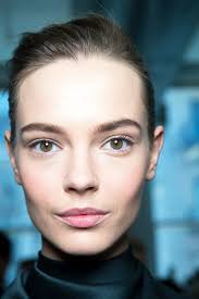 Nude Looks vom Runway für Teint und Nägel