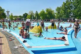 Hajdúszoboszló fő vonzereje a fürdőkomplexum, mely a híres gyógyfürdőből, az aquaparkból, a strandból, valamint az új aqua palace élményfürdőből áll. Hajduszoboszlo Miasto Z Basenami Wakacje Z Dzieciakiem