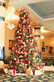 Bring a cozy cabin vibe to your home by decking out your tree in traditional favourites. Commercial Christmas Decorators Newport Beach