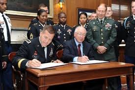 Secretary Of The Interior Ken Salazar And U S Army Reserve Chief Lieutenant General Jeffrey Talley Sign A Memorandum Of Agre Army Reserve Us Army Reserve Army
